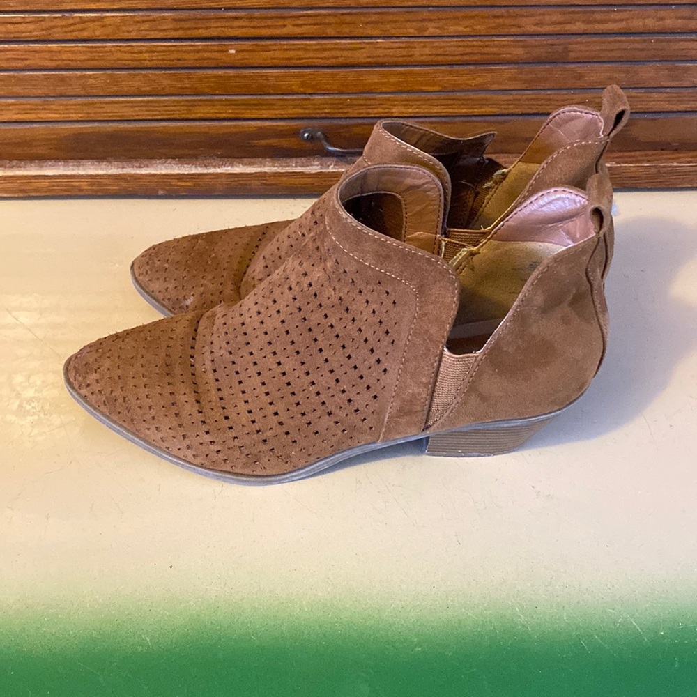 American eagle size 8 tan boots